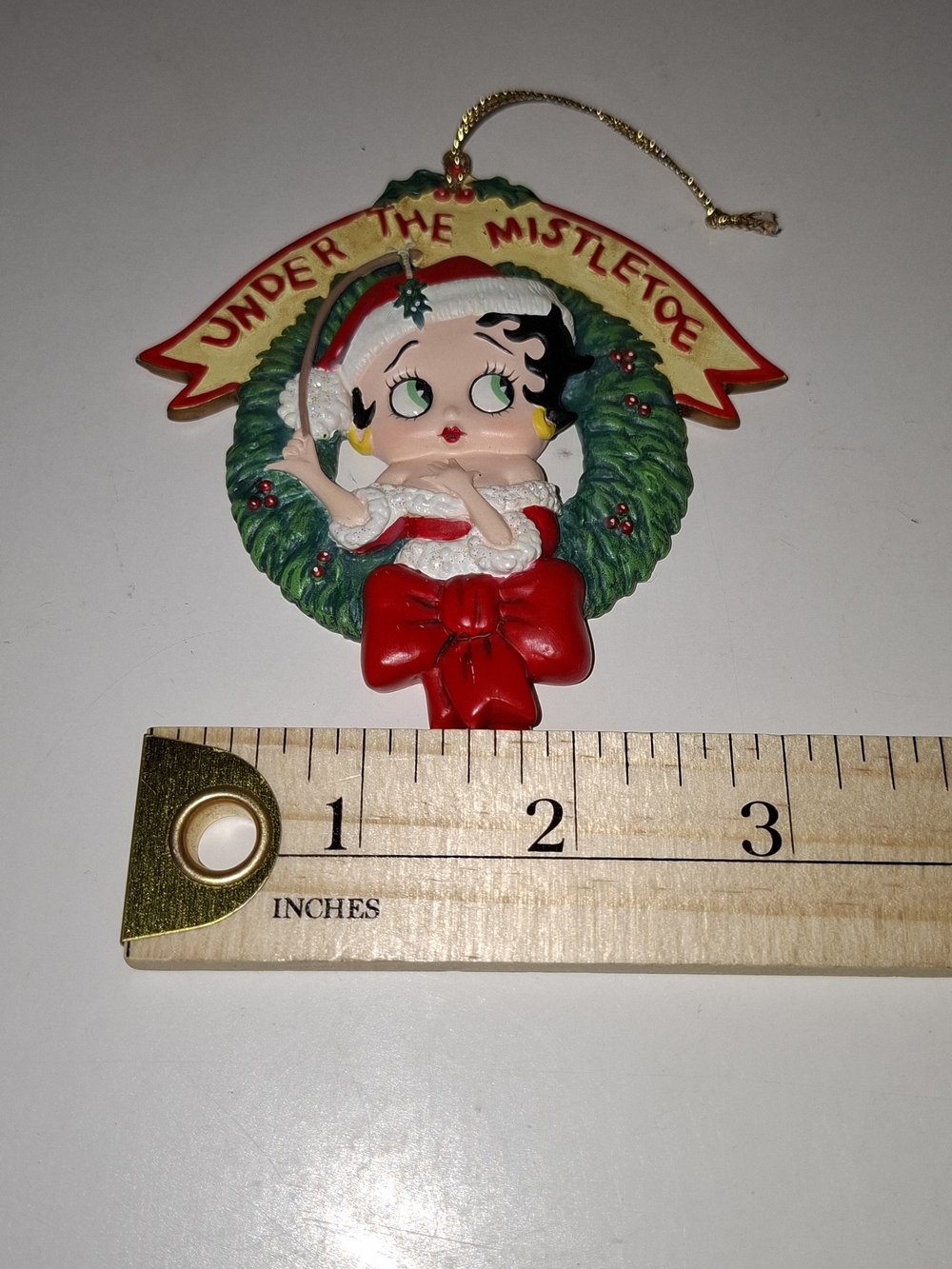 Betty Boop Red Green White Christmas Wreath "Under the Mistletoe" Ornament - Picture 5 of 5